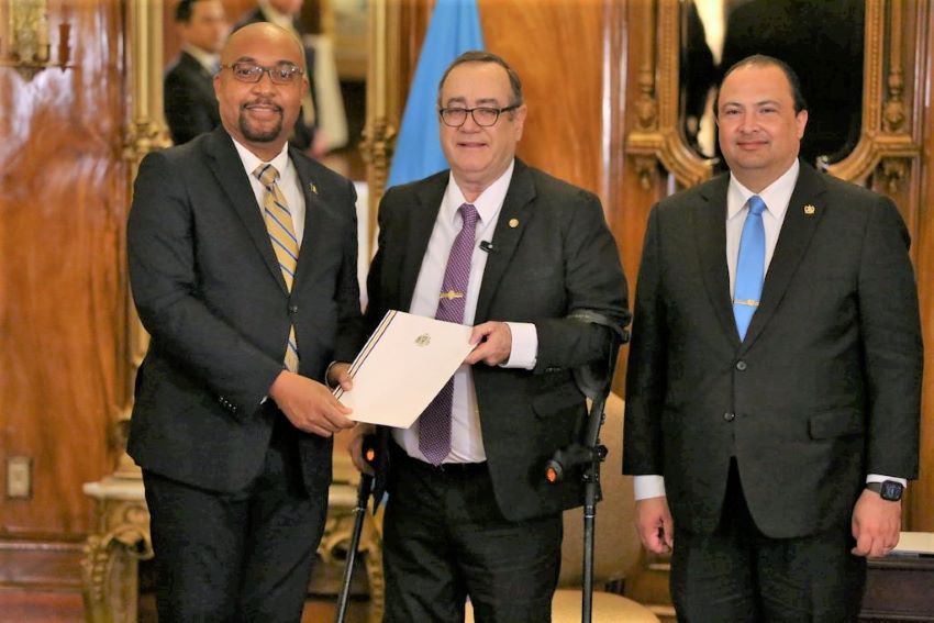 Walcott presenta credenciales en Guatemala