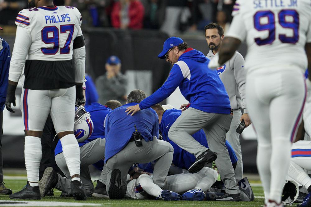 Fans, NFL respond after Bills' Hamlin collapses on field