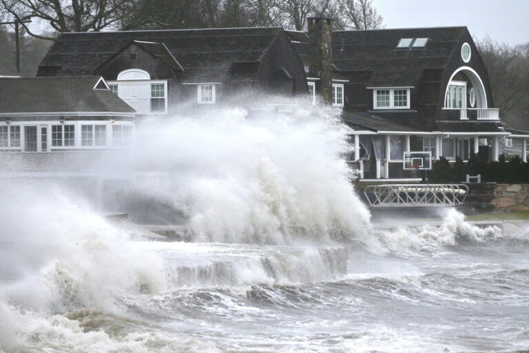 Storm batters Northeastern US, knocking out power for more than 500,000 , grounding flights and flooding roads