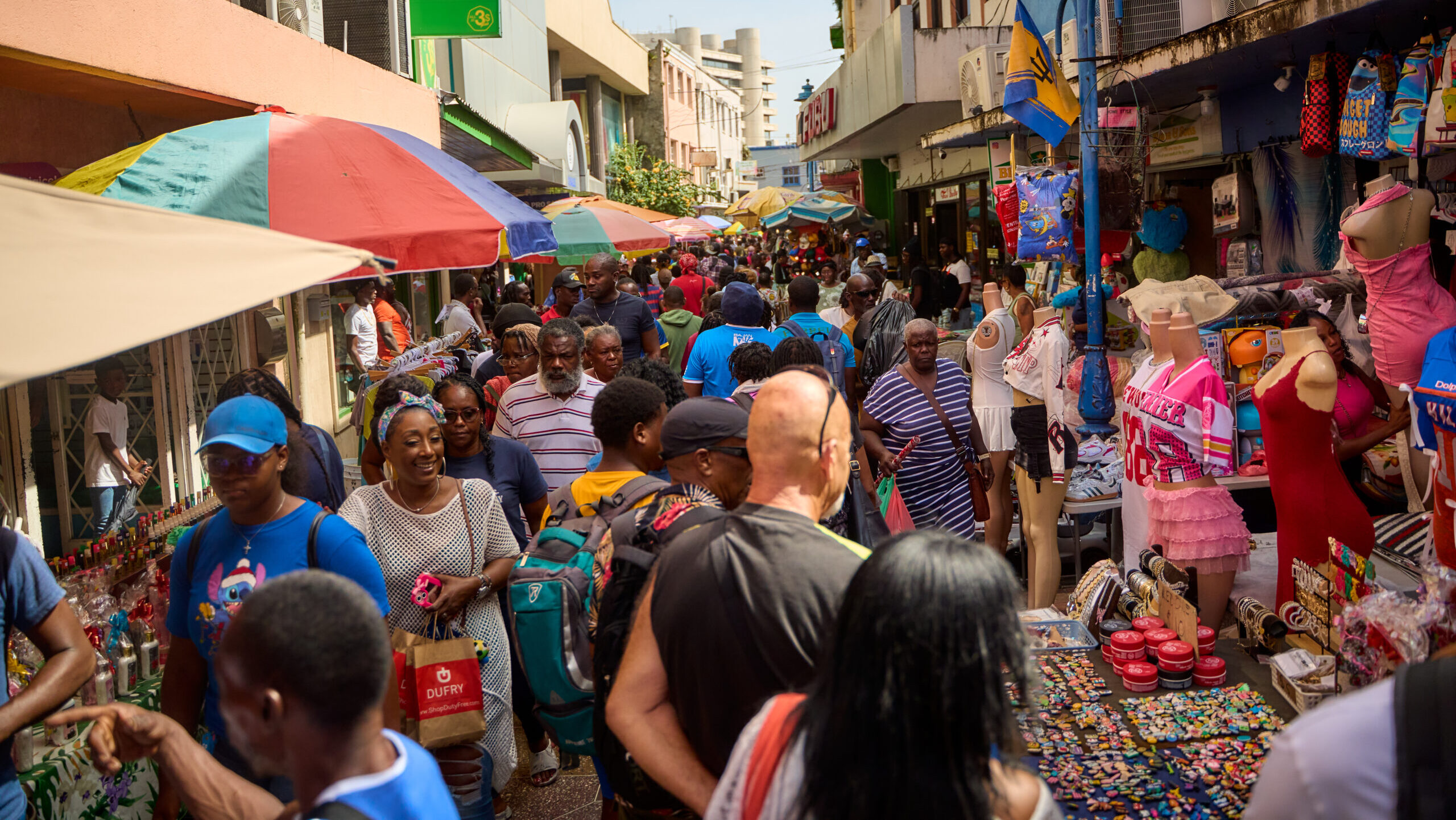 Last-minute shoppers throng City, brave traffic, crowds