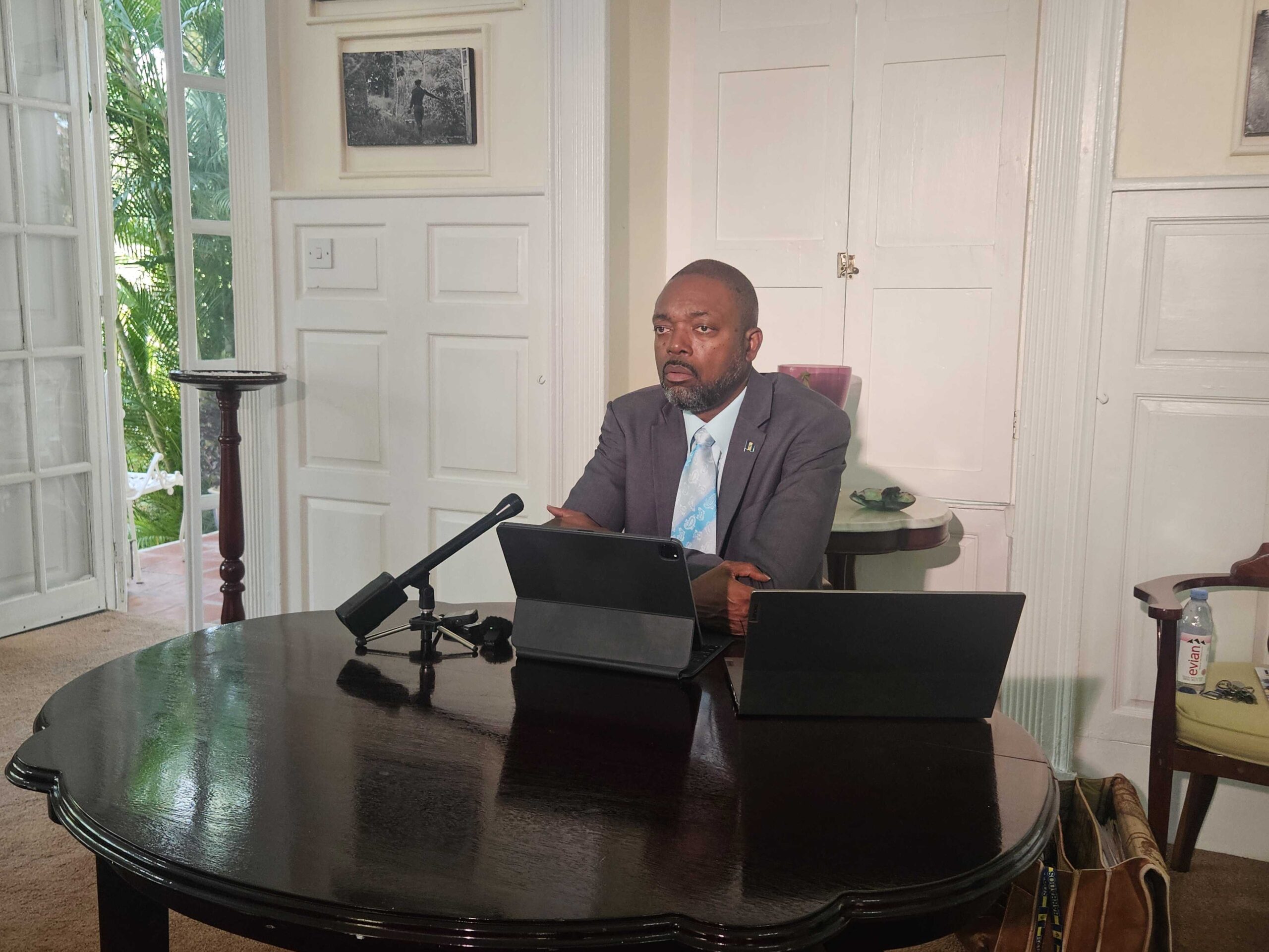 Labour minister urges firms to respect hourly rate system